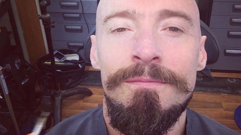 Hugh Jackman si oholil hlavu!